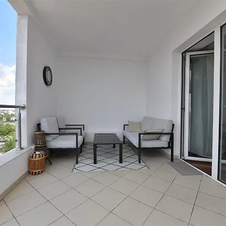 Lux 1 Mai Pod Βουκουρέστι