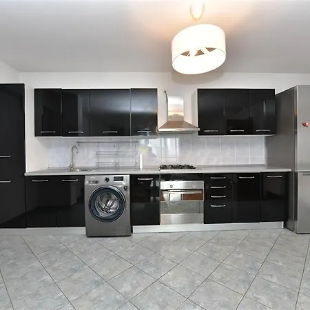 Lux 1 Mai Pod * Βουκουρέστι