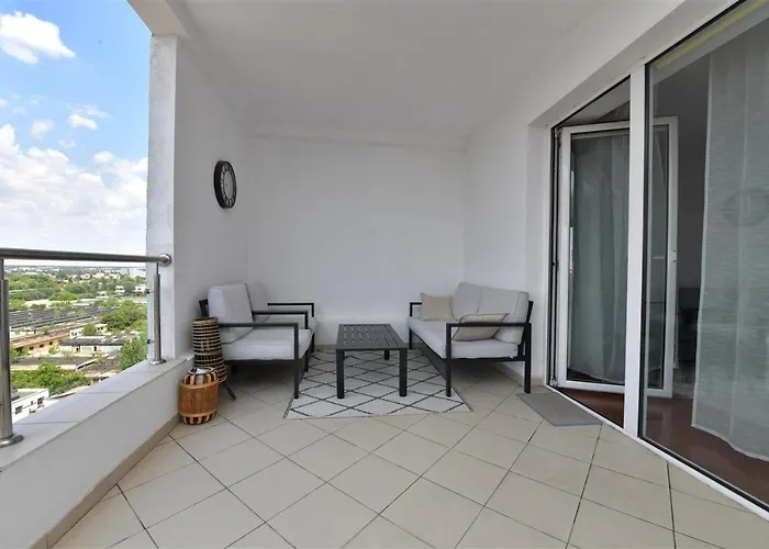 Lux 1 Mai Pod 布加勒斯特